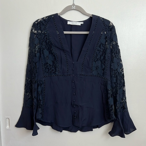 ASTR THE LABEL Navy Hallie Lace V Neck Lace Top Size L - Picture 1 of 5